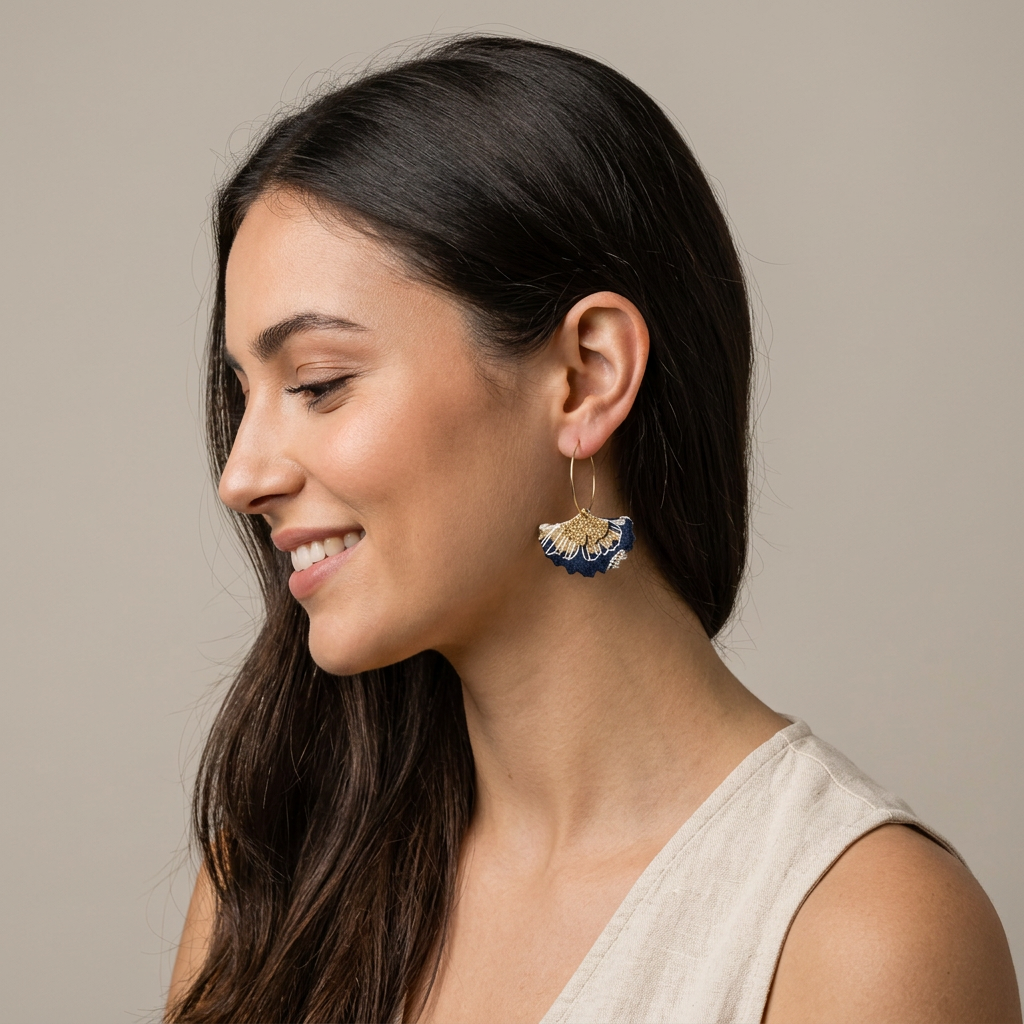 Boucles d'Oreilles Gingko — Papier Indien Bleu Nuit & Or · Breloque Laiton · Anneau Acier Inoxydable
